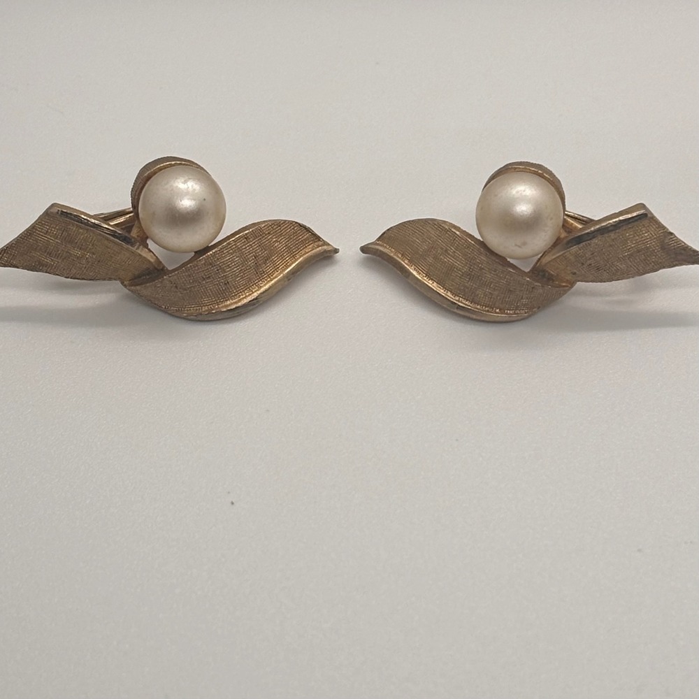 VTG Coro Earrings Gold-Tone Ribbon Clip-On Earrings with Faux Pearls